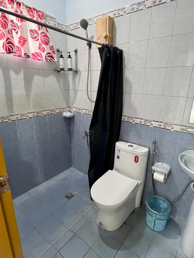 Bathroom 5, Dumaguete Dive Center, Bacong