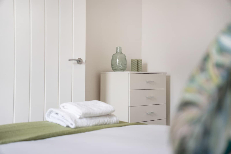 Room 4, 4BR South Shields Stay Sleeps 8 by Stay With Us, South Tyneside