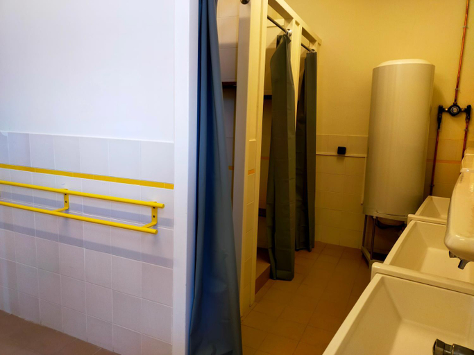 Bathroom 3, Chambres au Chateau Saint-geoire, Isère