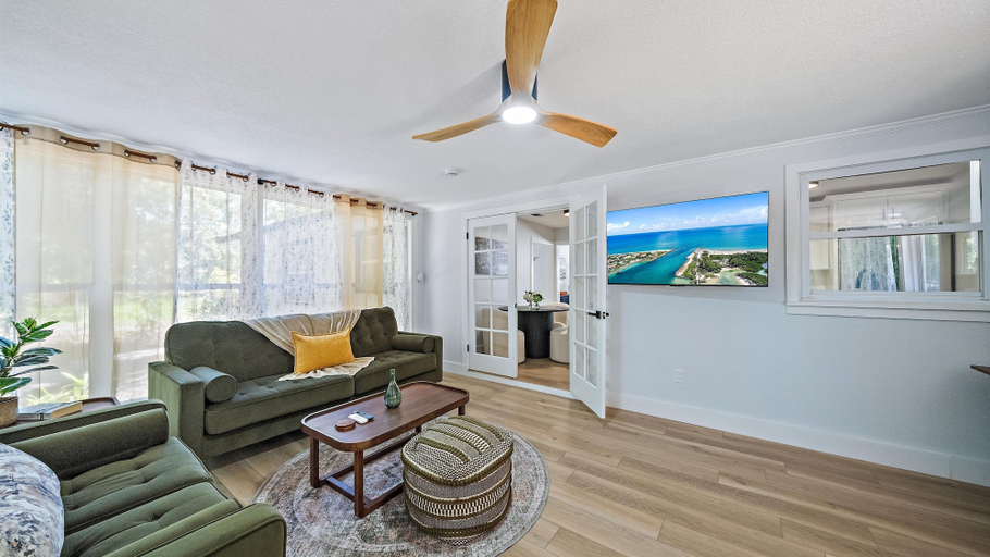 Living area 5, Hemingway Hideaway 2 Bedroom Home, Sarasota