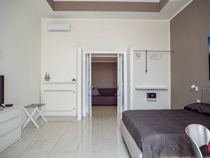 Room 3, Vesuvian Tales, Napoli