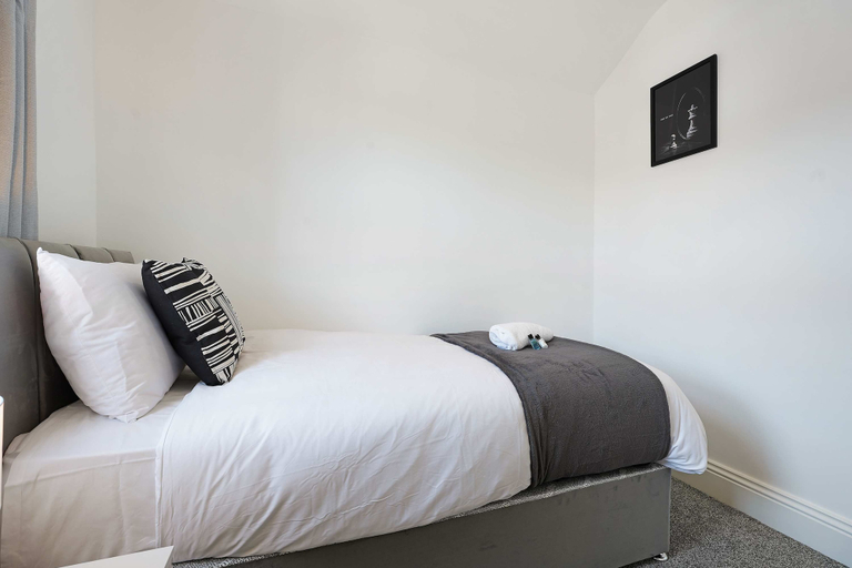 Room 4, Comfortable 4BR Stay Byerley Road by Stay With Us, Durham