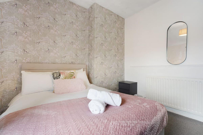 2, Work Friendly 3 Bed House with Sofa Beds Sleeps 7, Durham