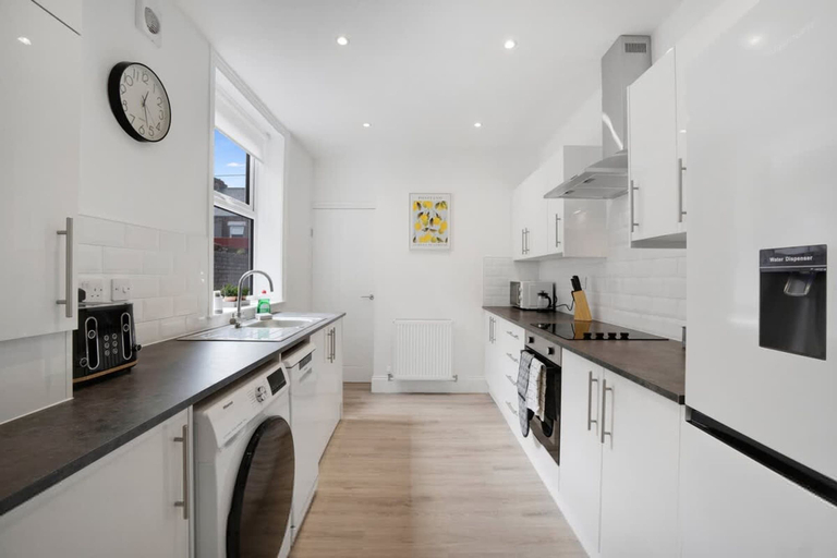 Room 5, 4BR South Shields Stay Sleeps 8 by Stay With Us, South Tyneside