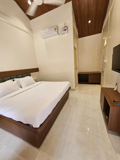 Room 3, Saavi Resort Shrivardhan, Raigarh