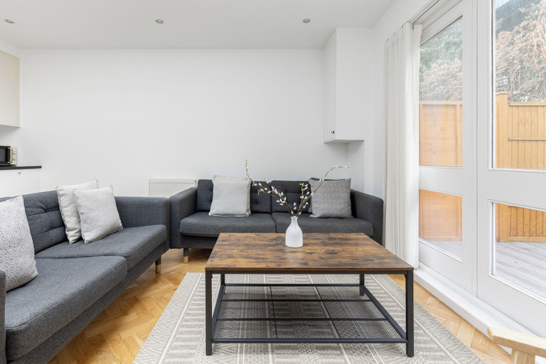 Others 5, Luxurious Villa in Shepherd's Bush, London