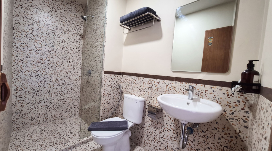 Bathroom, Avery Hotel & Waterpark Surabaya, Surabaya