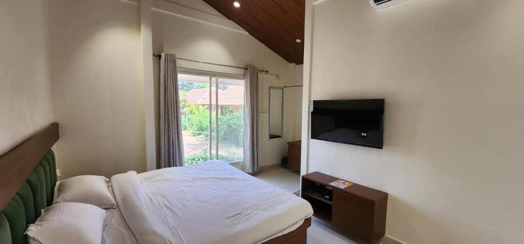 Room 4, Saavi Resort Shrivardhan, Raigarh
