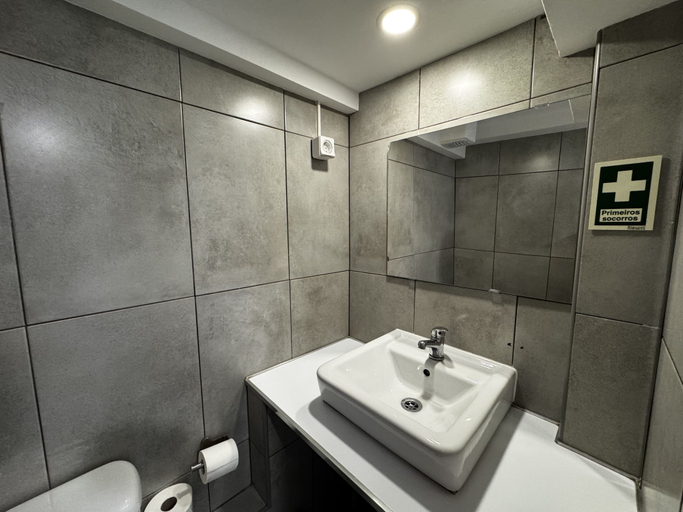 Bathroom 2, Lisbon Bridge, Lisbon
