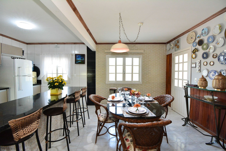 Dining 4, Ampla Casa com Piscina Ponta do Papagaio, Palhoça