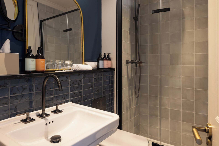 Bathroom 5, Dalhousie Castle Hotel & Aqua SPA, Midlothian