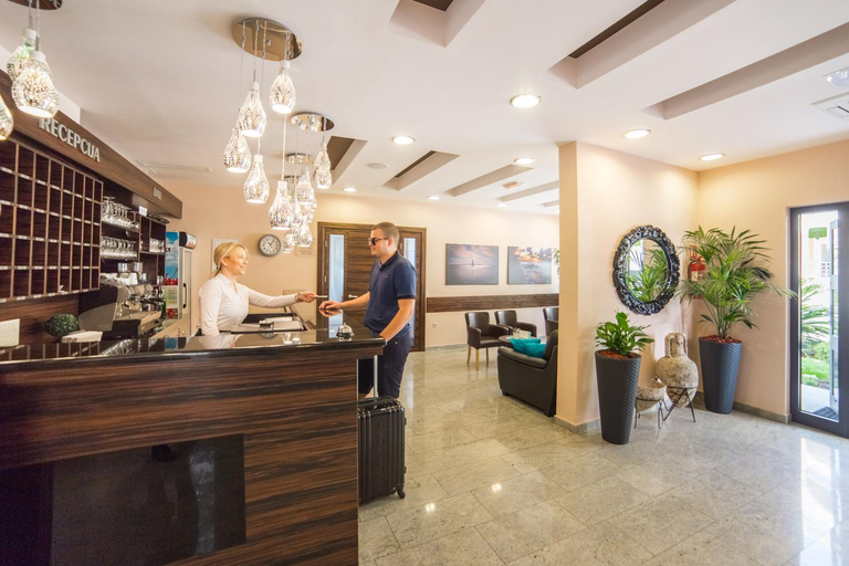 3, Hotel Antonija, Gradac