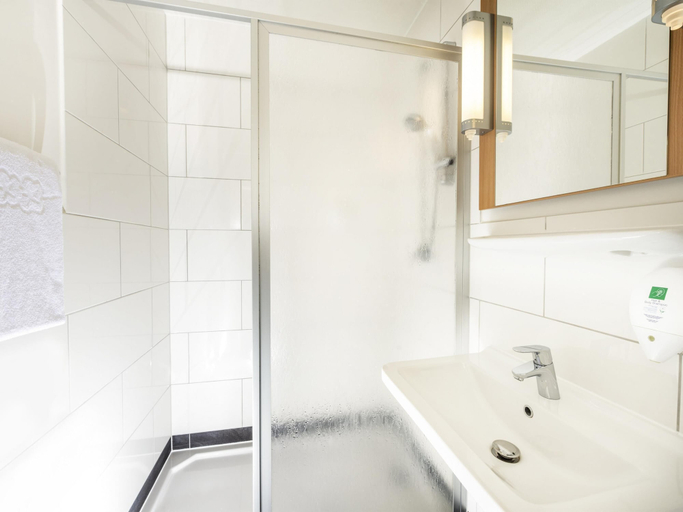 Bathroom 4, ibis Leipzig Nord Ost, Nordsachsen