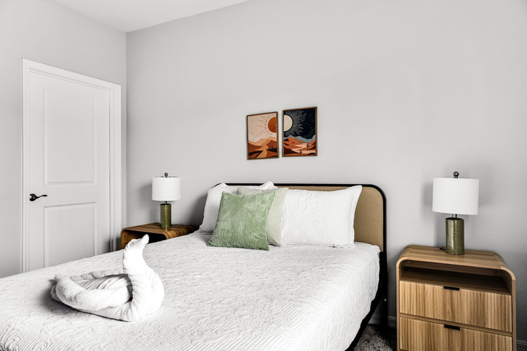 Room 5, Shire Village, Marion
