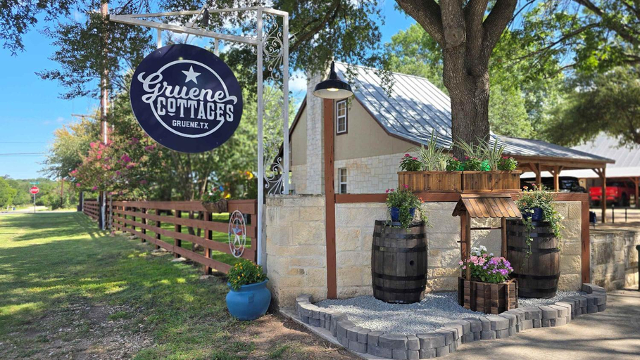 Exterior & Views 1, Sonora Gruene Cottages Studio, Comal
