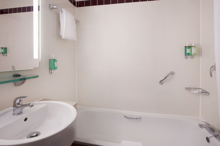 Bathroom 4, Leonardo Hotel London Watford, Hertfordshire