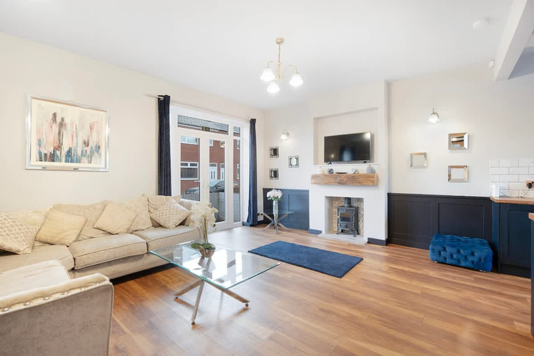 Room 2, Modern 2 Bedroom Home With TV Wifi Parking, Sunderland