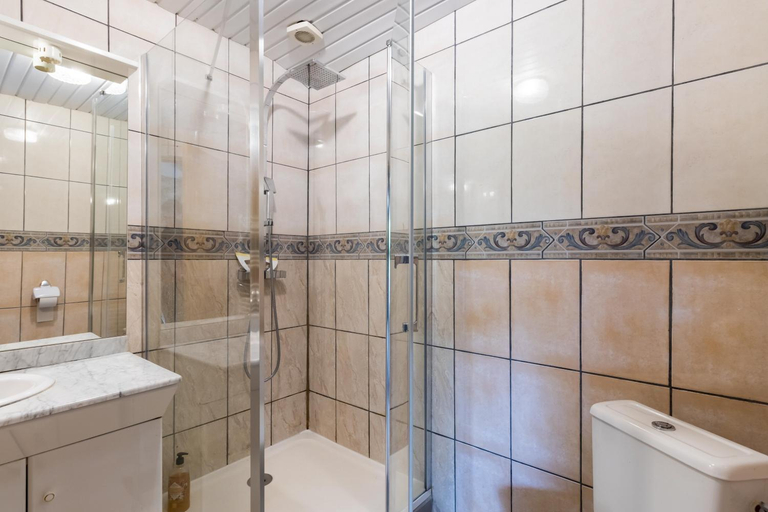 Bathroom 3, Chambre Millepertuis, Dordogne