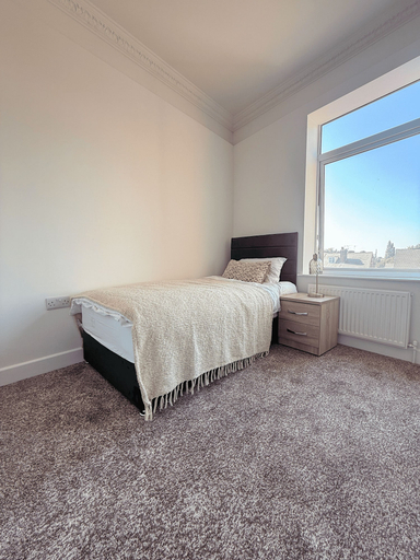 Room 4, Gem of a Stay - Comfortable 3 Bed House, Rotherham