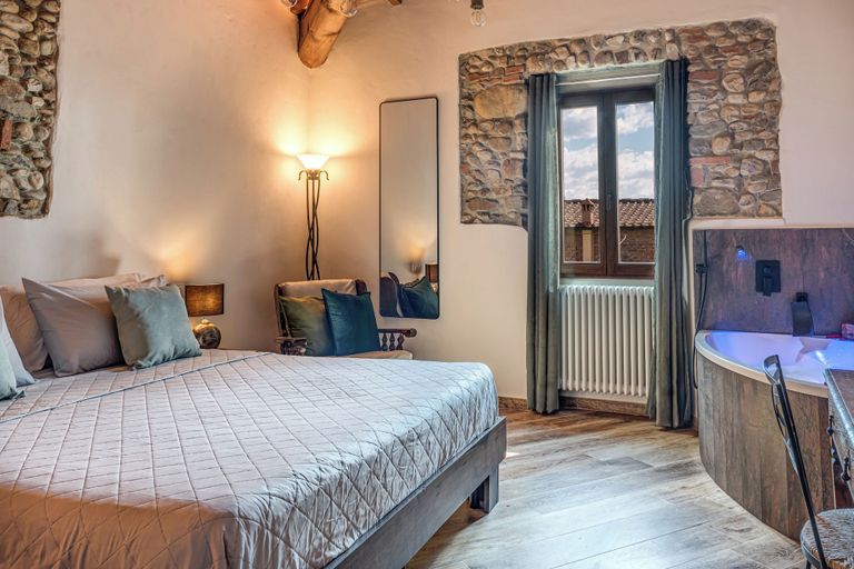 Room 1, Jacuzzi Luxury Chianti Road - 3BR Free Parking, Florence