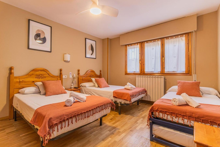 Bedroom 4, Hostal Valle de Tena, Huesca