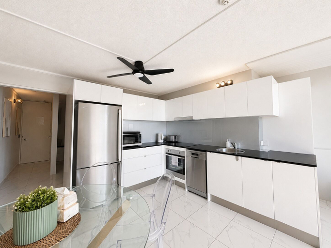 Private kitchen 2, Beachside Ocean View 1BR Central Surfers, Gold Coast