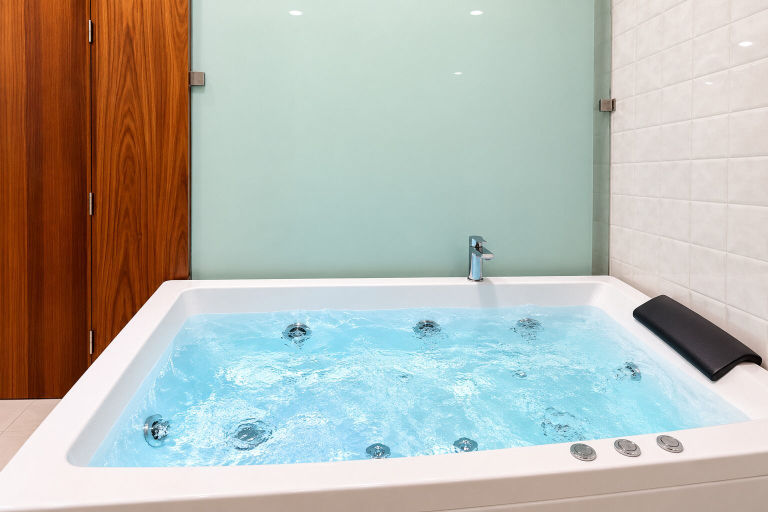 Private spa tub 2, Hotel Heaven & Hills Kasauli, Solan