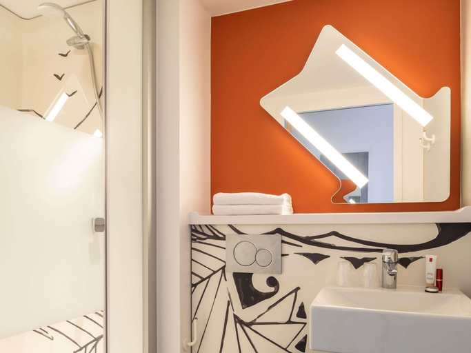 Bathroom 4, ibis budget Gonesse Le Bourget, Val-d'Oise