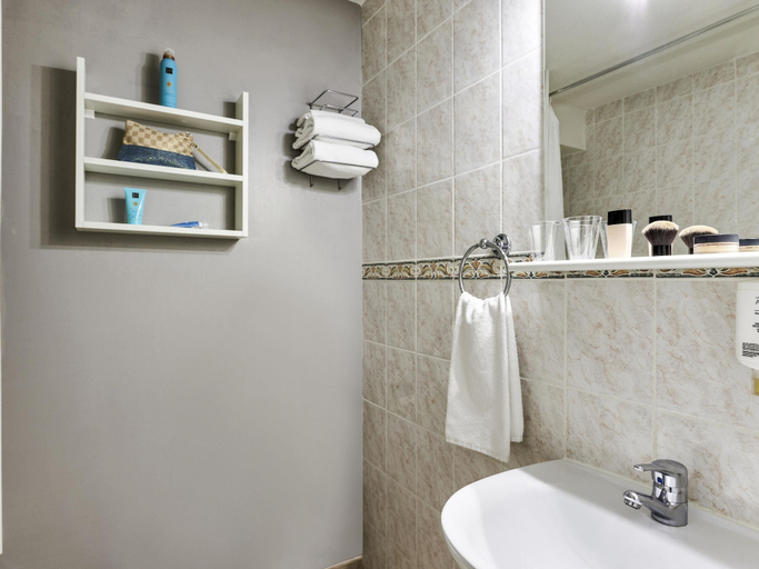 Bathroom 5, Aparthotel Adagio Access Nice Garibaldi, Alpes-Maritimes