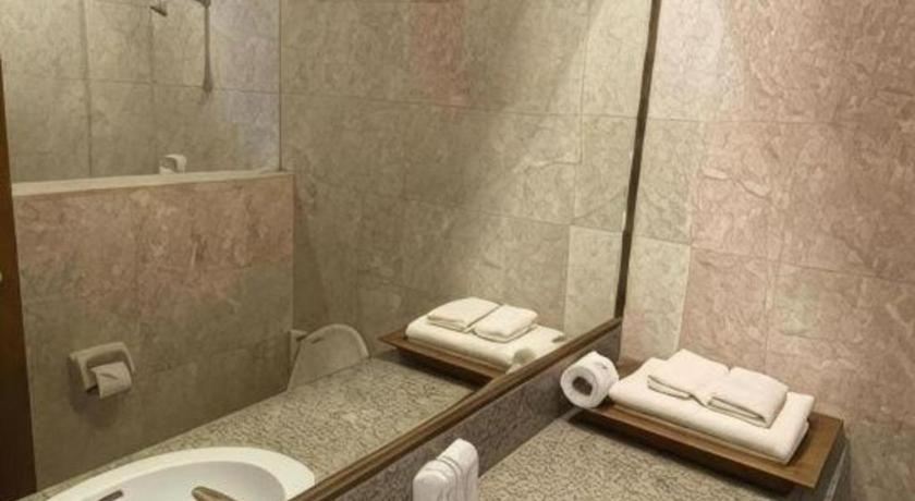 Bathroom, Sri U-Thong Grand Hotel, Muang Suphanburi