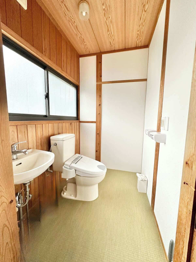 Bathroom 3, Spacious Traditional Japanese House By Restavio, Kikuyō