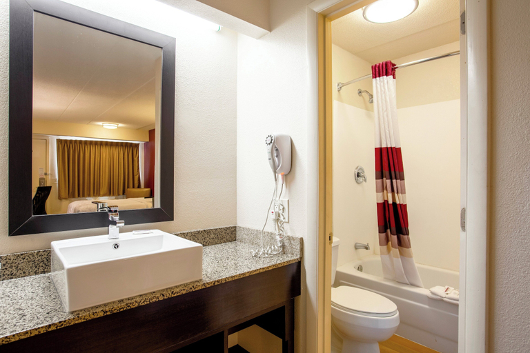 Bathroom 4, Red Roof Inn PLUS+ Washington DC - Manassas, Prince William