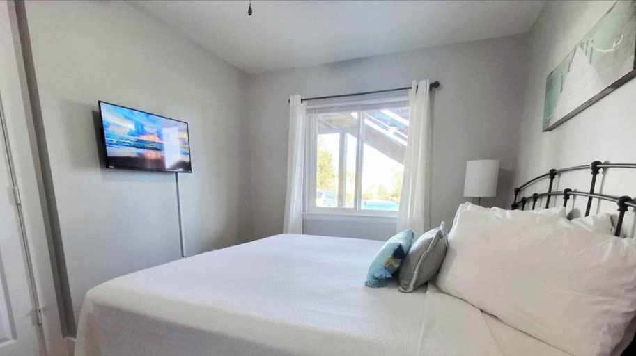 Room 4, Waterfront 1-Bedroom Condo in Panama City, Bay