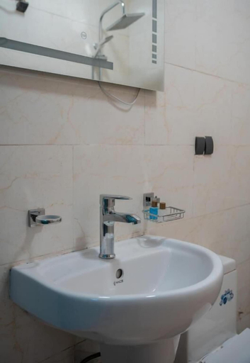 Bathroom 5, Yankers Royal hotel, Lubumbashi