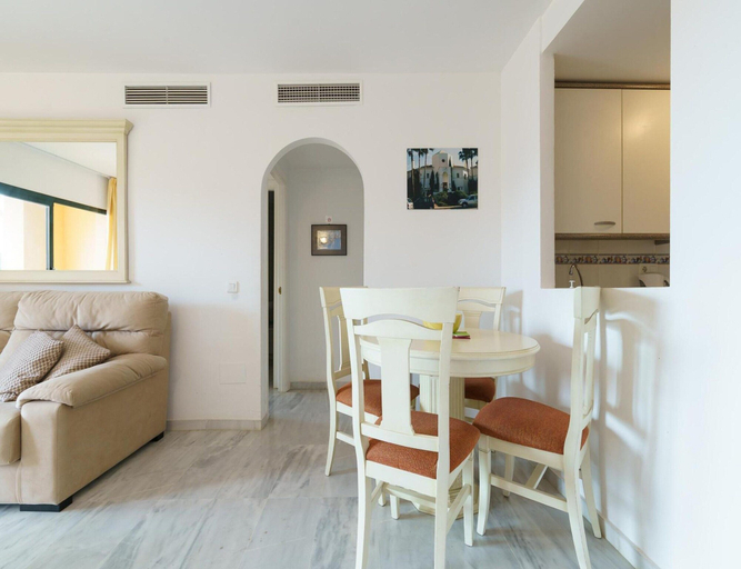 Dining 5, Apartment With Communal Pool in Mijas, Málaga