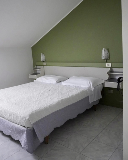 Bedroom 5, Hotel Roma, Parma