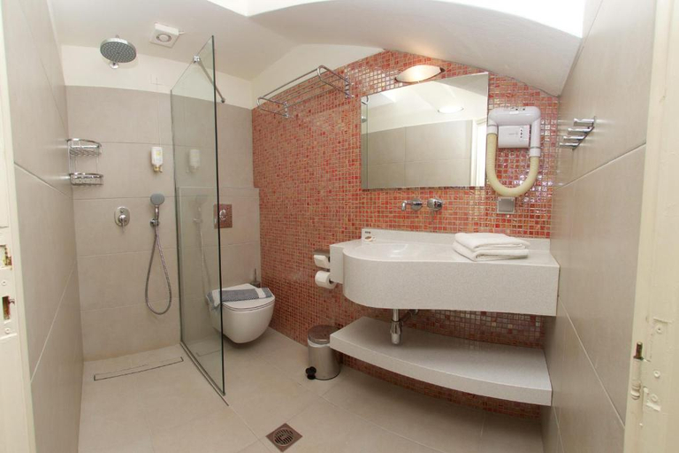 Bathroom 5, Dafnoudi Hotel Apartments, Ionian Islands