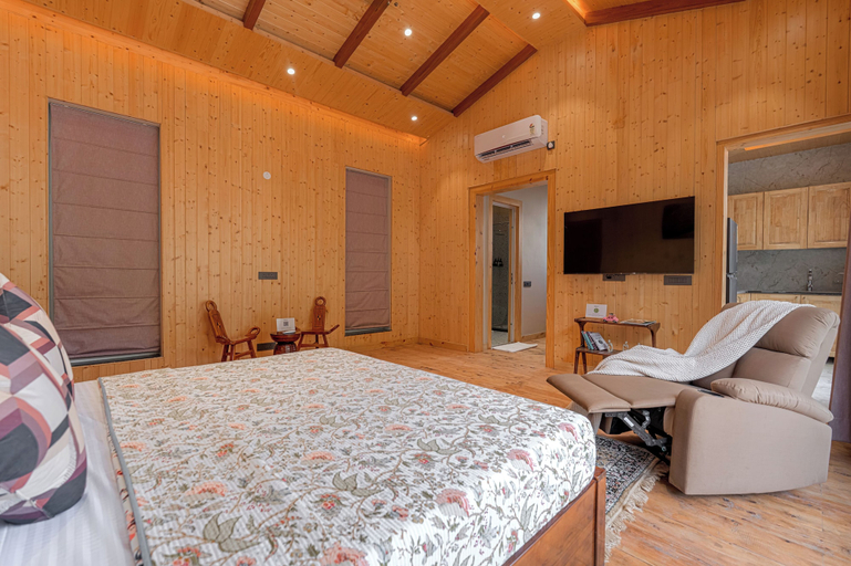 Room 2, ELIVAAS Bask and Blessings Highland 7BHK, Solan