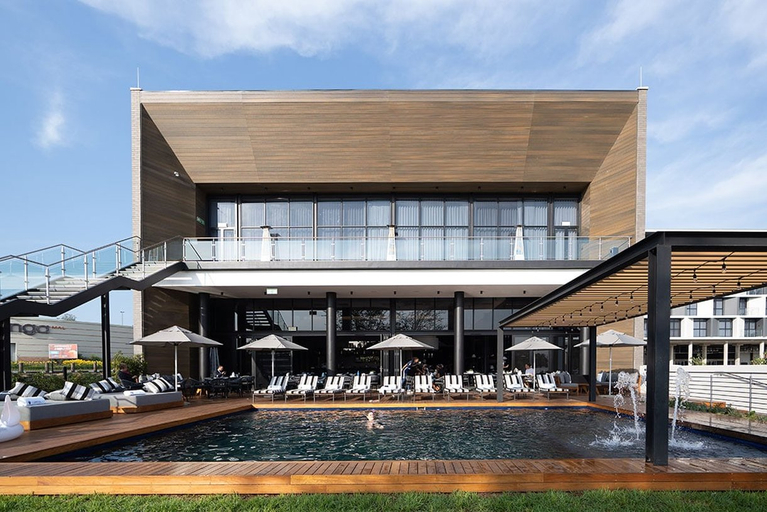 Exterior & Views