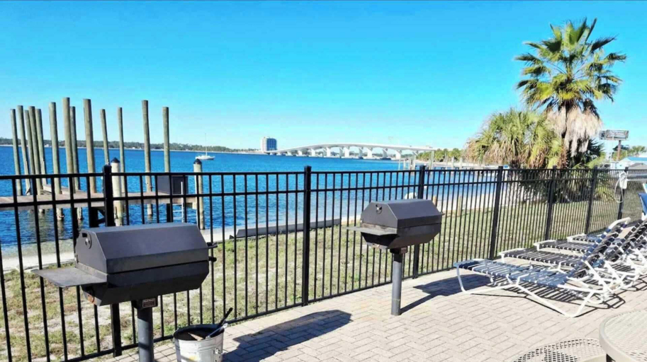 Room 5, Waterfront 1-Bedroom Condo in Panama City, Bay