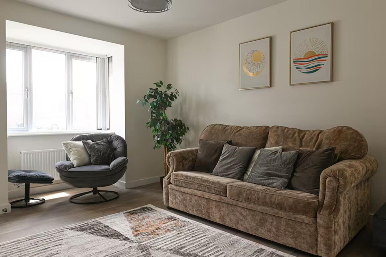 Living area, 3-bed House, Sleeps 7 With Parking & Garden, North Lanarkshire