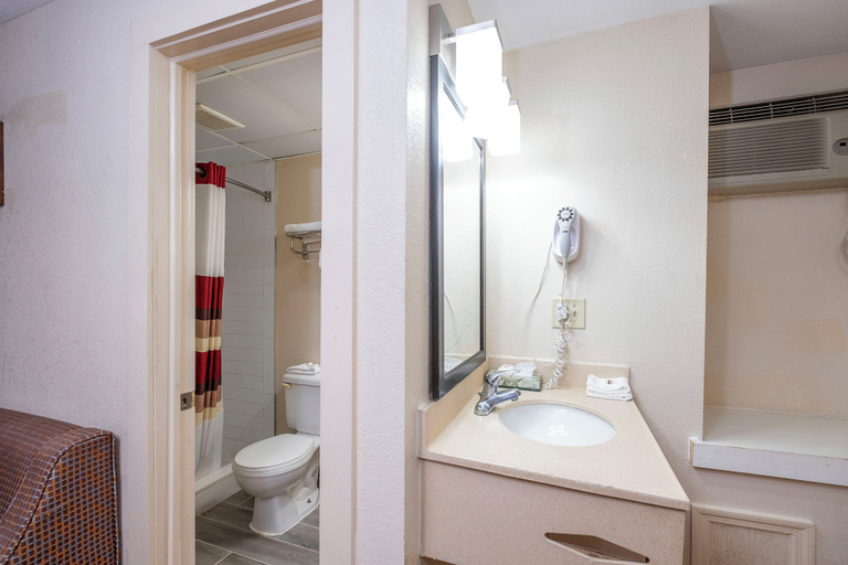 Bathroom 3, Red Roof Inn Neptune - Jersey Shore, Monmouth