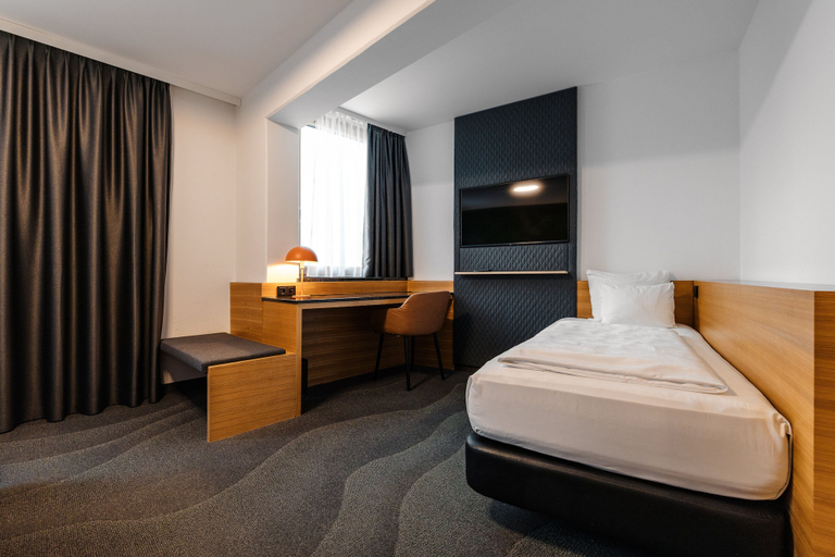 Bedroom 3, Holiday Inn Innsbruck by IHG, Innsbruck