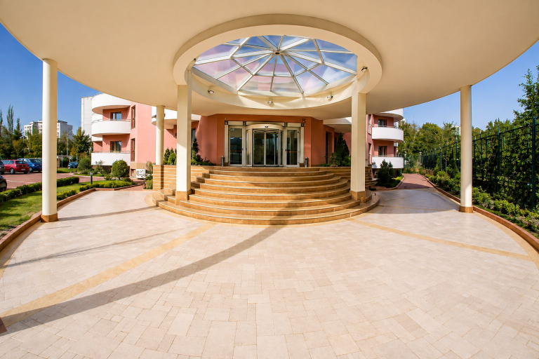 Exterior & Views