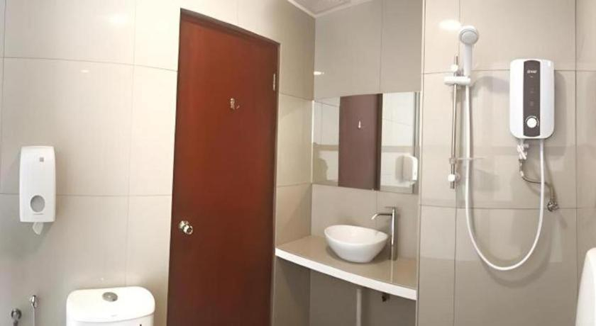 Bathroom 4, Place2Stay Business Hotel @ Metrocity, Kuching