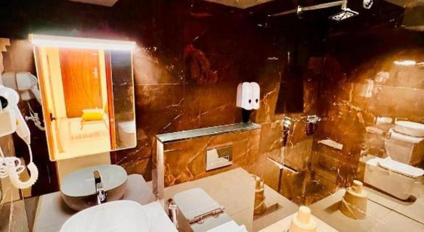 Bathroom 3, Thayamkery's Royal inn, Ernakulam