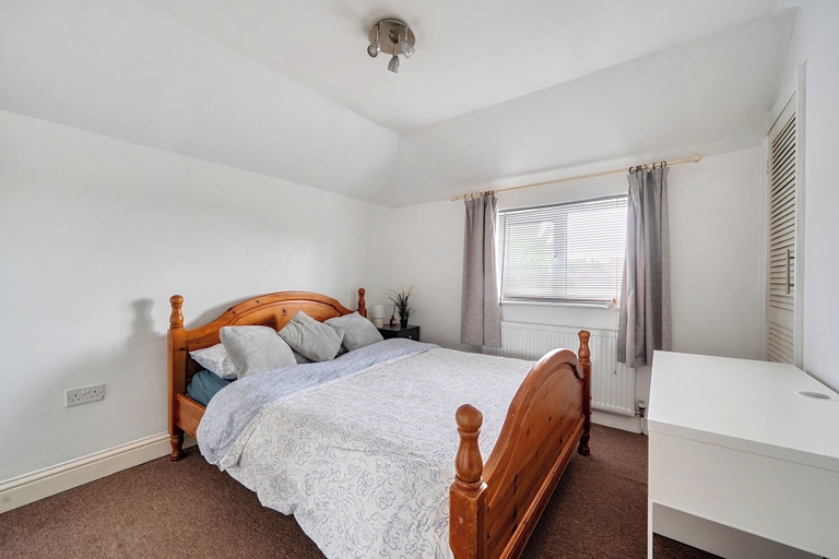 Room 2, 3 Bed - Sleeps 6 - Parking - Central Canterbury, Kent