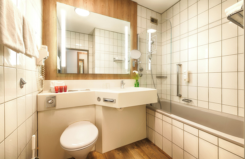 Bathroom 5, Leonardo Hotel Wolfsburg City Center, Wolfsburg