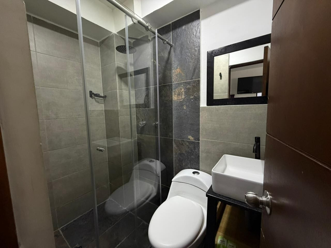 Bathroom 5, Hotel Kalifornia, Bello