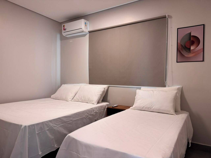 Room, Latitud 24, Formosa